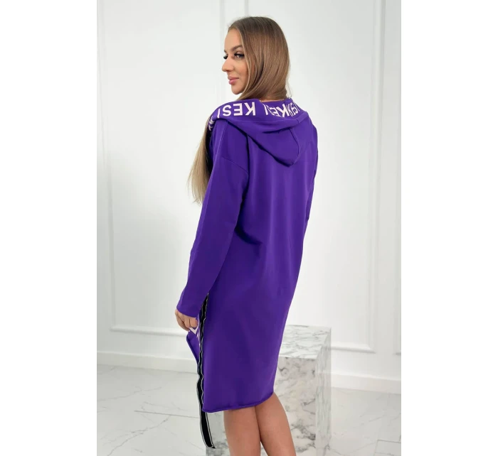 Tmavě fialové šaty s kapucí a potiskem Tmavě fialové šaty s kapucí a potiskem