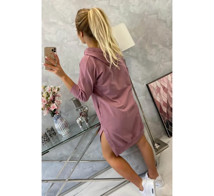 Šaty s kapucí a delšími zády tmavě růžové
