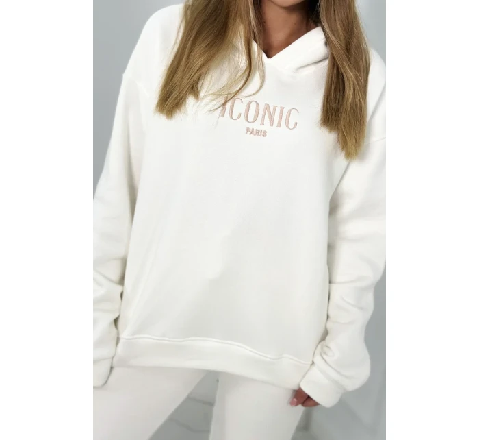 Izolovaná bavlněná souprava, mikina s vyšívacími + kalhotami ecru Izolovaná bavlněná souprava, mikina s vyšívacími + kalhotami ecru