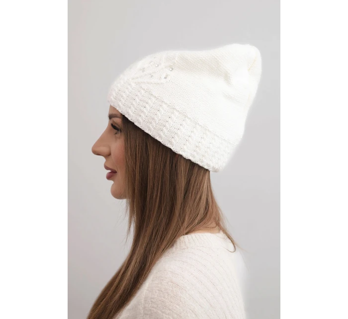 Dámská zimní čepice s vlnou zdobená flitry a pletením K473 bílá