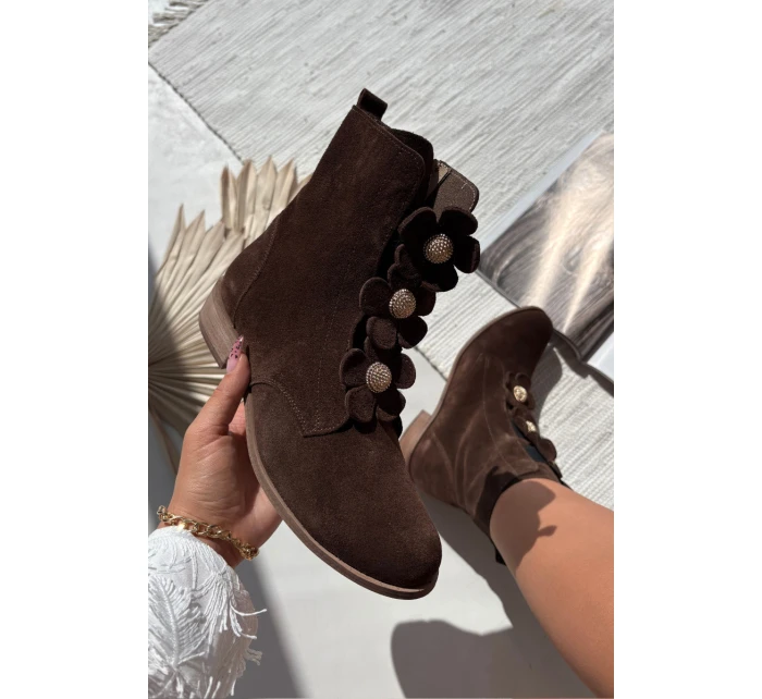 Semišové dámské kotníkové boty s ozdobnými květinami Zazoo 3085 hnědé