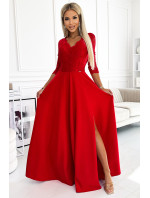 Elegantní červené dlouhé dámské krajkové šaty s výstřihem a rozparkem na model 19144269 - numoco