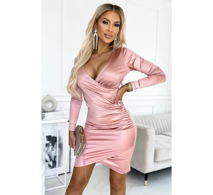 Saténové dámské šaty ve špinavě růžové barvě s přeloženým obálkovým výstřihem a dlouhými rukávy model 18611832 - numoco Saténové dámské šaty ve špinavě růžové barvě s přeloženým obálkovým výstřihem a dlouhými rukávy model 18611832 - numoco