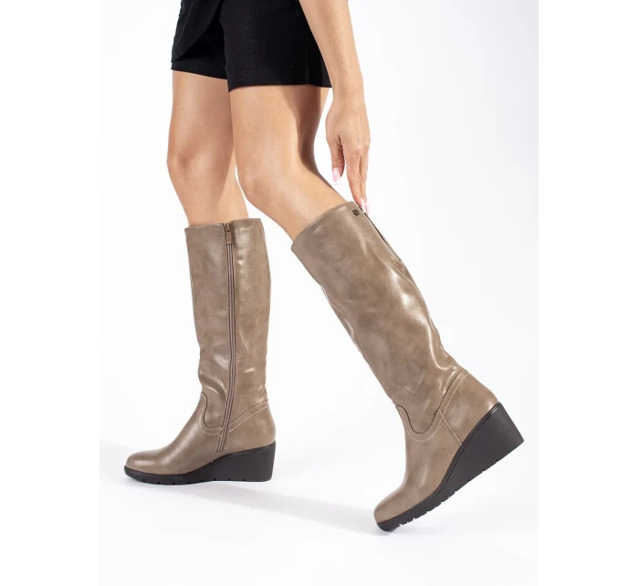 Krásné dámské kozačky hnědé na klínku Krásné dámské kozačky hnědé na klínku