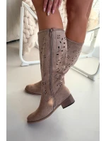 Ažurové dámské kozačky na klínu béžové model 21821926 - Boto