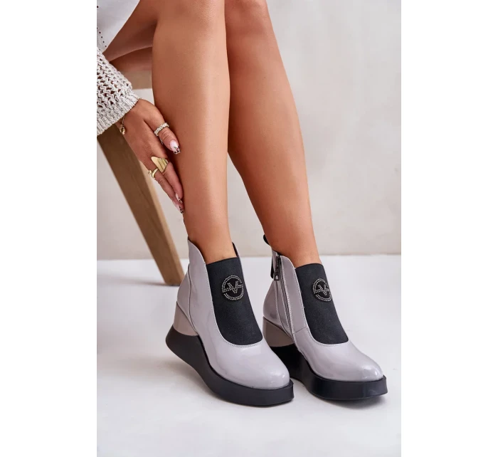 Lakované Kotníkové Boty Na Klínku Zateplené Vinceza Šedé Lakované Kotníkové Boty Na Klínku Zateplené Vinceza Šedé