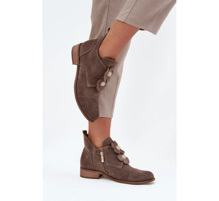 Semišové dámské polobotky s ozdobnými květinami model 21707536 tmavě béžové - Zazoo