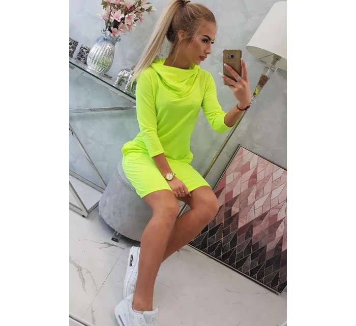 Šaty s kapucí a kapsami žluté neonové barvy