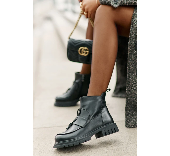 Kožené Kotníkové Boty Na Plochém Podpatku S Dekorací Zateplené Černé model 21675527 - EVENTO Kožené Kotníkové Boty Na Plochém Podpatku S Dekorací Zateplené Černé model 21675527 - EVENTO