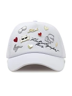 Kšiltovka Karl Lagerfeld Charms Pins Strapback, bílá – L4WH7608 Kšiltovka Karl Lagerfeld Charms Pins Strapback, bílá – L4WH7608