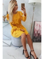 Šaty s vertikálními volány hořčicové barvy