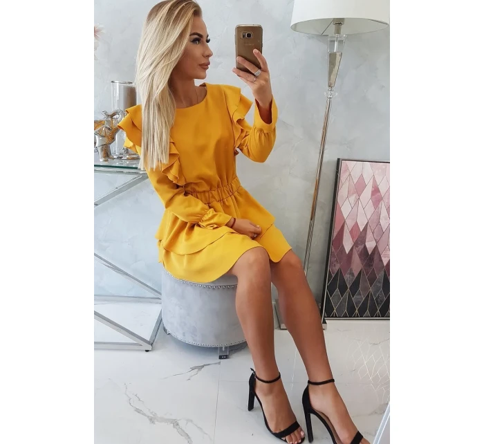 Šaty s vertikálními volány hořčicové barvy