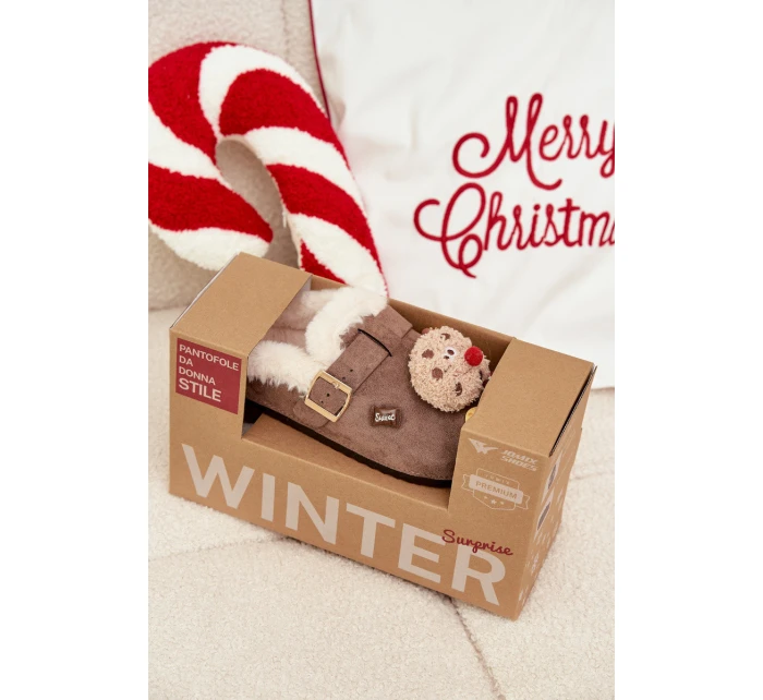 Dámské pantofle s ozdobami a sponou, zateplené kožíškem – hnědé Thalora