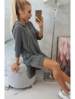 Šaty s kapucí a delšími zády v grafitové barvě