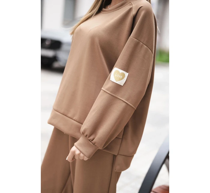 Komplet dámský máslový s volnou mikinou a kalhotami s nápisem LOVE tmavě camelový Komplet dámský máslový s volnou mikinou a kalhotami s nápisem LOVE tmavě camelový