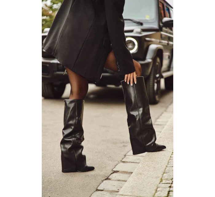 Zateplené dámské kozačky s otočeným horním lemem na podpatku Černé Elivira