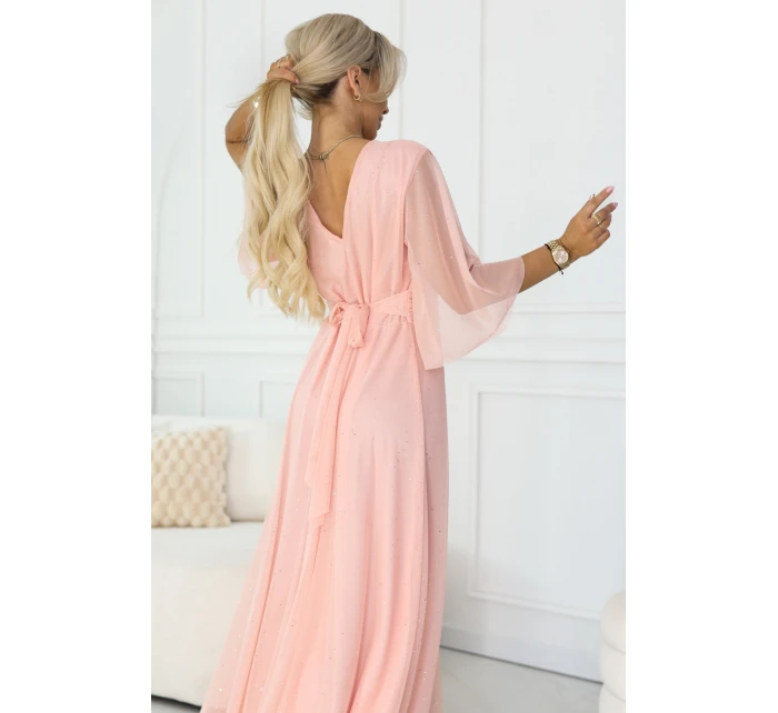 Dlouhé třpytivé plus size šaty s výstřihem a rukávy broskvová barva model 21961748 - numoco basic