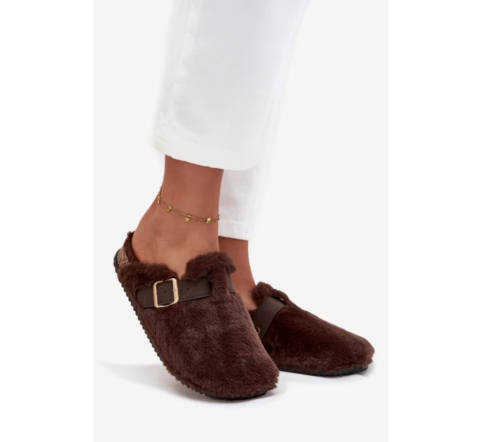 Kožešinové dámské pantofle na platformě s páskem a sponou hnědé model 21709369 - Boto Kožešinové dámské pantofle na platformě s páskem a sponou hnědé model 21709369 - Boto