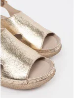 Luxusní dámské  sandály zlaté na plochém podpatku