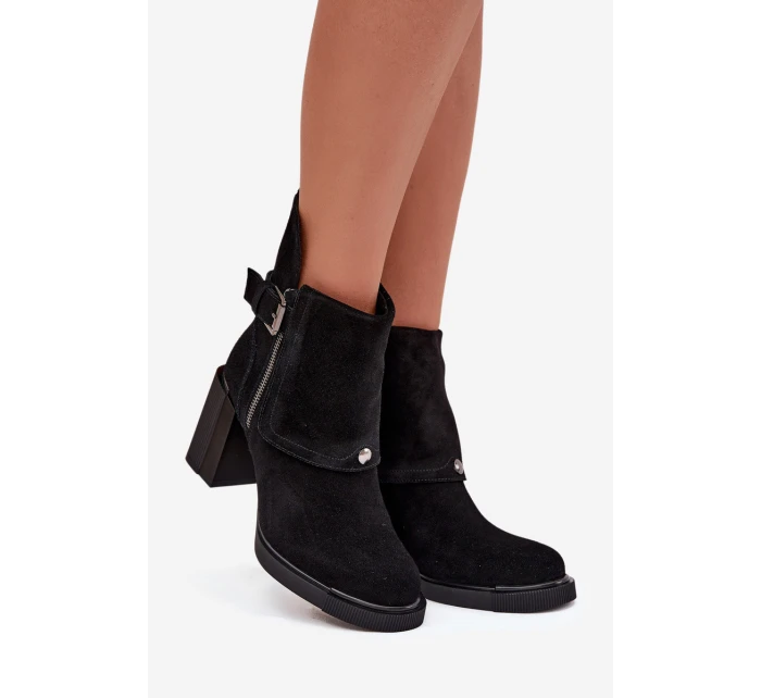 Kozačky z přírodního semiše na podpatku s přezkou model 21710345 Černé - VINCEZA