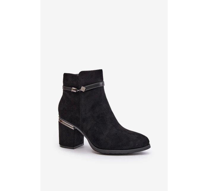 Zateplené dámské boty na podpatku s ozdobným páskem černé model 21675634 - VINCEZA