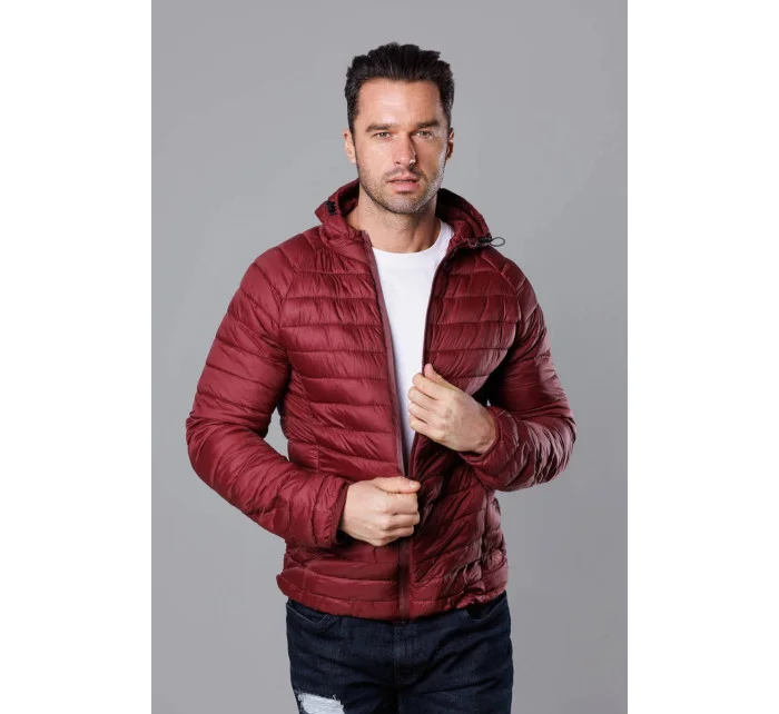 Pánská prošívaná bunda ve vínové bordó barvě s kapucí model 18345044 - J.STYLE Pánská prošívaná bunda ve vínové bordó barvě s kapucí model 18345044 - J.STYLE