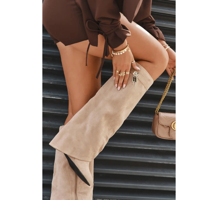 Dámské kozačky na platformě s páskem a stříbrným detailem béžové Korivelle Dámské kozačky na platformě s páskem a stříbrným detailem béžové Korivelle