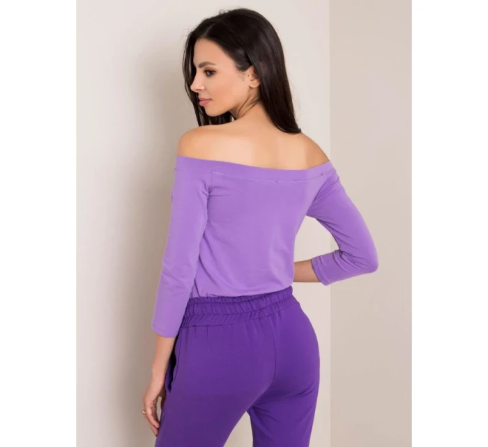 Halenka s odhalenými rameny fialová (RV-BZ-4692.11) Halenka s odhalenými rameny fialová (RV-BZ-4692.11)