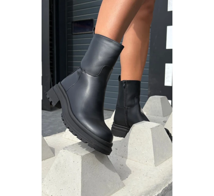 Dámské kotníkové boty na platformě a nízkém podpatku černé model 21707368 - Boto Dámské kotníkové boty na platformě a nízkém podpatku černé model 21707368 - Boto