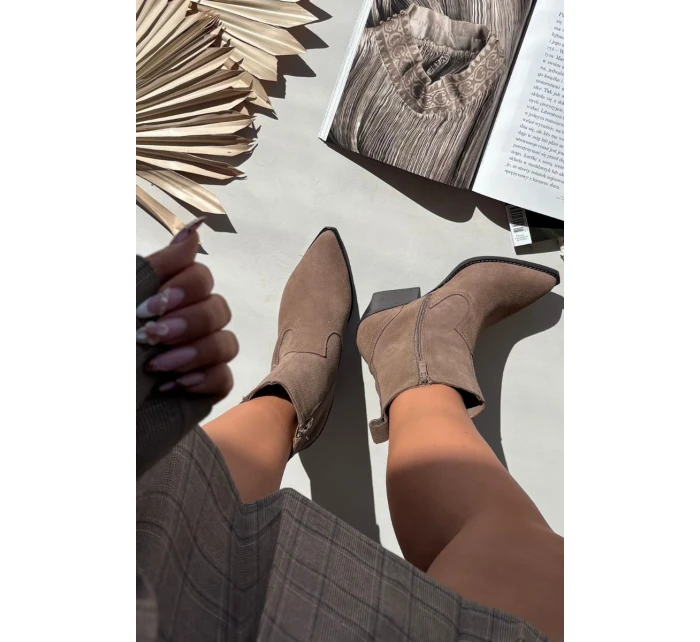 Dámské zateplené kotníkové boty kovbojky na podpatku Dylira – khaki, zamsz Dámské zateplené kotníkové boty kovbojky na podpatku Dylira – khaki, zamsz