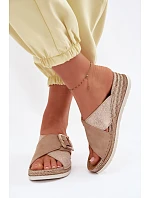 Dámské sandály na platformě s ozdobnou přezkou model 22094938 hnědé - Inblu Dámské sandály na platformě s ozdobnou přezkou model 22094938 hnědé - Inblu
