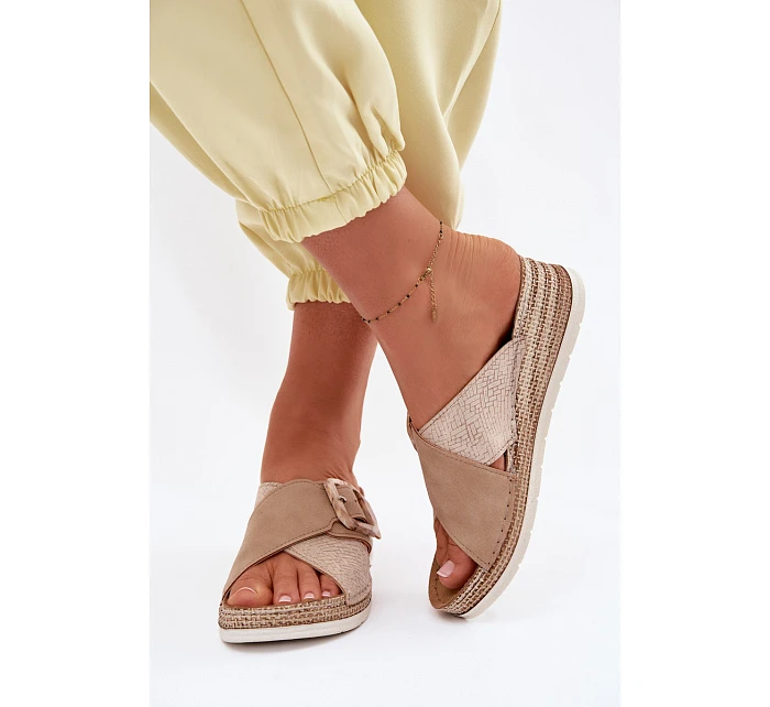 Dámské sandály na platformě s ozdobnou přezkou model 22094938 hnědé - Inblu Dámské sandály na platformě s ozdobnou přezkou model 22094938 hnědé - Inblu