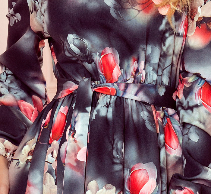 DAISY - Dámské šaty s volánky a se vzorem květů na černém pozadí 265-5