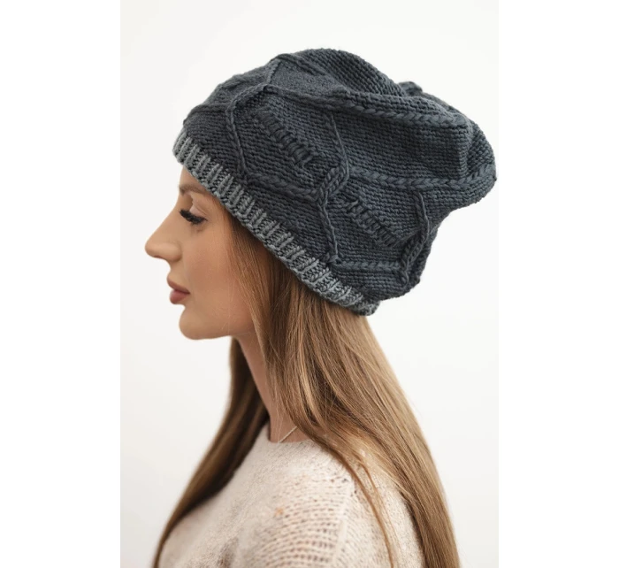 Dámská zimní čepice z vlny s proplétaným vzorem K443 grafitová Dámská zimní čepice z vlny s proplétaným vzorem K443 grafitová