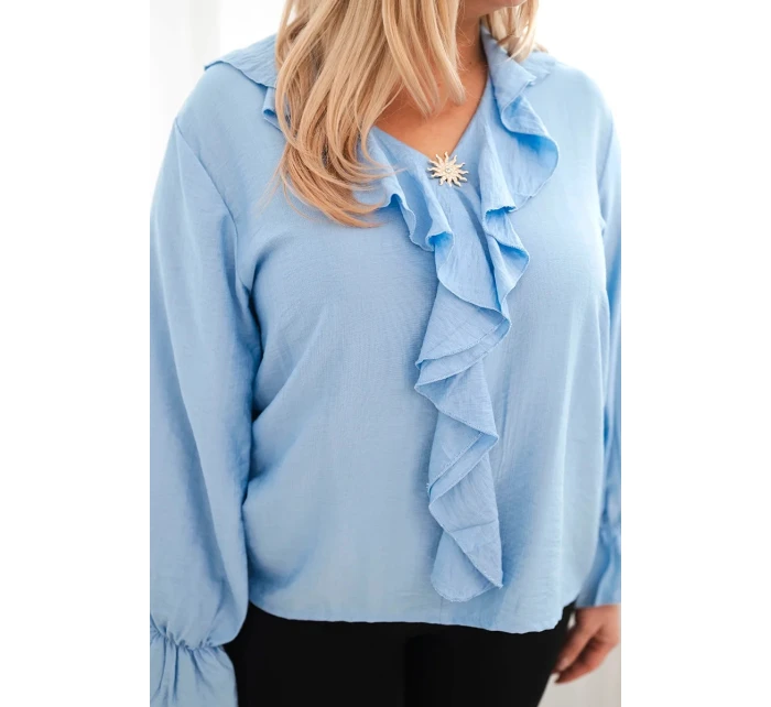 Dámská viskózová blůza Plus Size s volánem a ozdobnou broží modrá