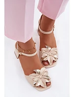 Dámské sandály na podpatku s ozdobným květem Vinceza 20283 Béžové Dámské sandály na podpatku s ozdobným květem Vinceza 20283 Béžové