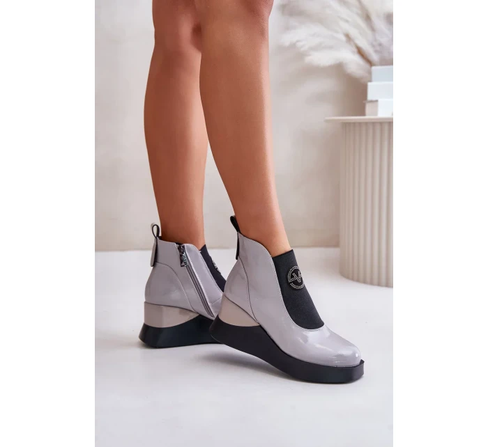 Lakované Kotníkové Boty Na Klínku Zateplené Vinceza Šedé Lakované Kotníkové Boty Na Klínku Zateplené Vinceza Šedé