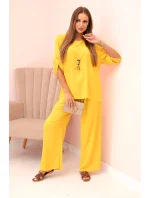 Dámský komplet s halenkou s náhrdelníkem a širokými nohavicemi žlutý Dámský komplet s halenkou s náhrdelníkem a širokými nohavicemi žlutý