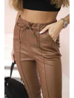 Dámské kalhoty z eko kůže s vázáním a rozparkem na nohavici hnědé
