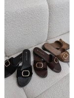 Dámské pantofle na ploché se zlatým sponou Czarne model 21943465 - Boto