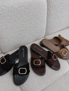 Dámské pantofle na ploché se zlatým sponou Czarne model 21943465 - Boto