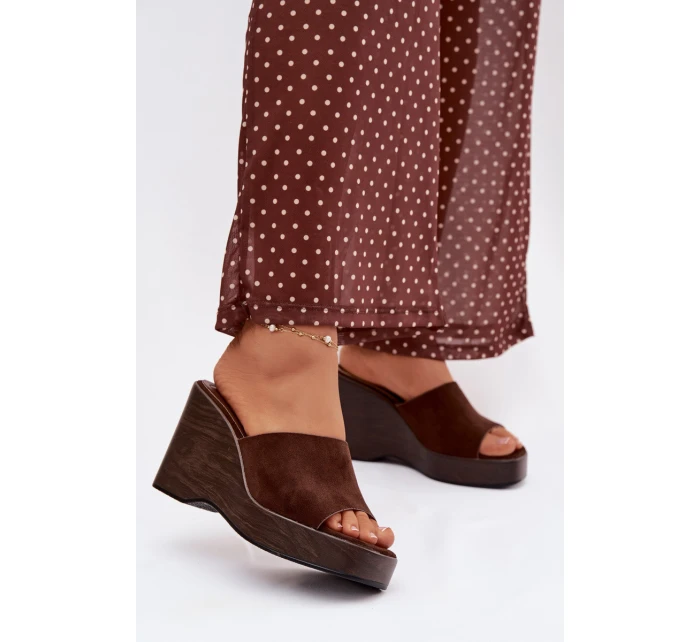 pantofle na platformě čokoládové model 21919265 - Boto