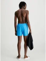 Dárkové balení pánských plavek a ručníku KM0KM00849 BEH modrá - černá - Calvin Klein Dárkové balení pánských plavek a ručníku KM0KM00849 BEH modrá - černá - Calvin Klein