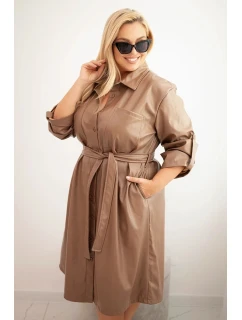 Dámské šaty z model 21397685 Plus Size s páskem a límečkem fango - K-Fashion