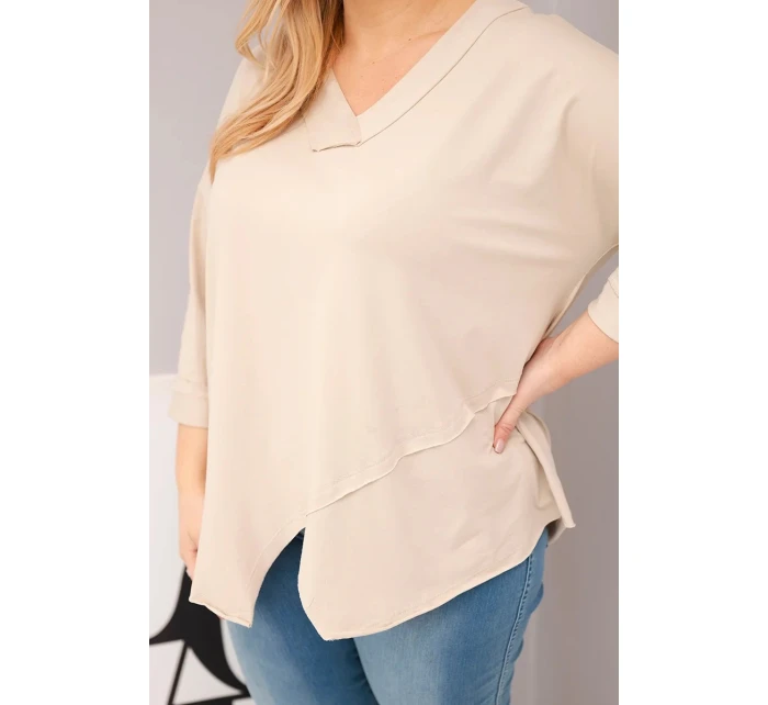 Dámská bavlněná blůza Plus Size s hlubokým výstřihem do V a asymetrickým spodním lemem béžová