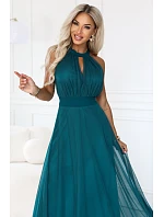 Elegantní večerní maxi šaty s výstřihem, tylem a zavazováním v pase – zelené model 22285998 - numoco basic Elegantní večerní maxi šaty s výstřihem, tylem a zavazováním v pase – zelené model 22285998 - numoco basic