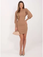 RUE PARIS Tmavě béžové model 15866597 šaty - FPrice RUE PARIS Tmavě béžové model 15866597 šaty - FPrice