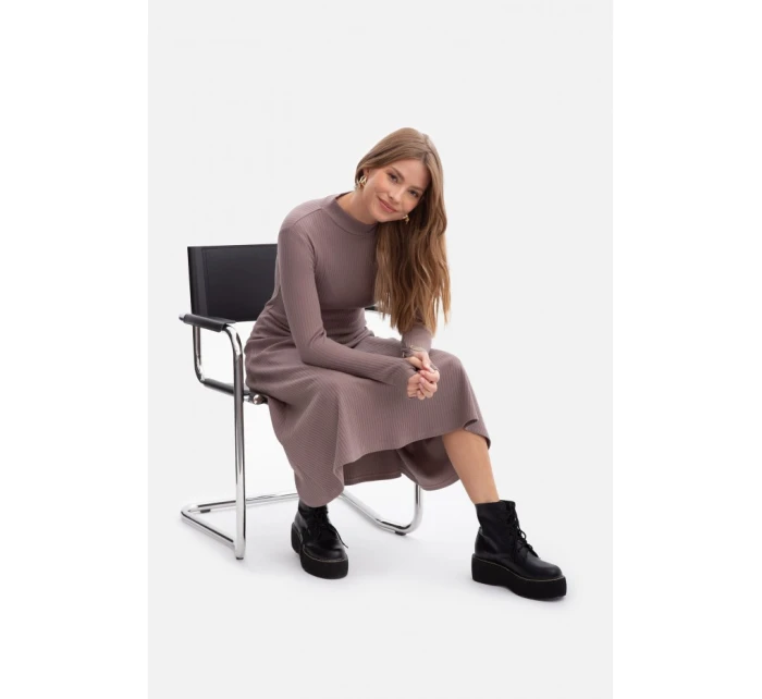 Žebrované midi šaty s asymetrickým pasem model 21379840 - BeWear Žebrované midi šaty s asymetrickým pasem model 21379840 - BeWear