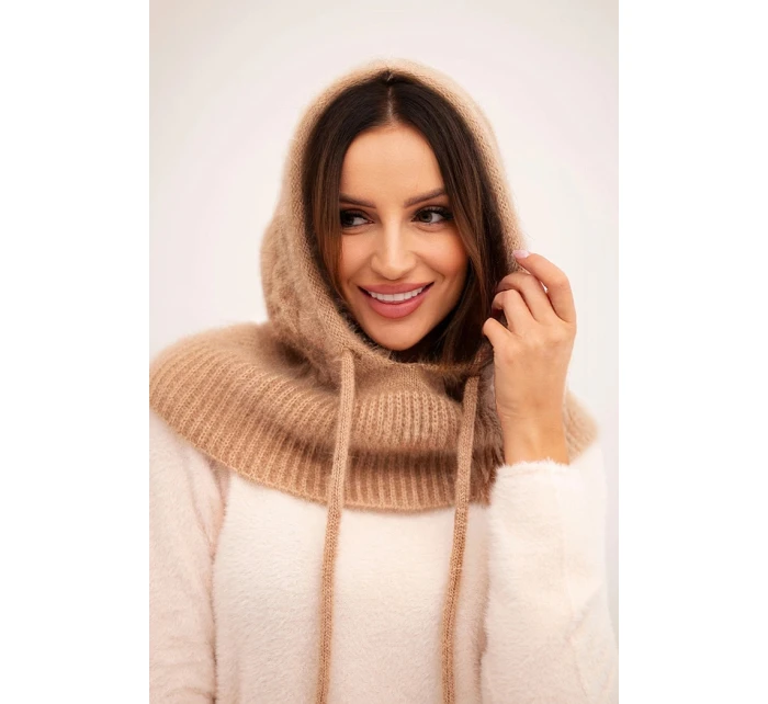 Dámská čepice s kapucí, zavazováním a copánkovým vzorem camelová Dámská čepice s kapucí, zavazováním a copánkovým vzorem camelová