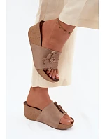 Kožené semišové dámské pantofle na platformě s ozdobným květinovým vzorem model 22125922 Cappuccino - Zazoo